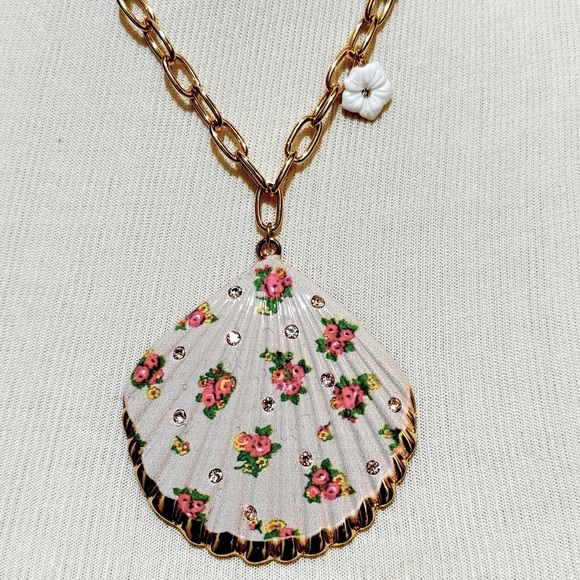 Betsey Johnson Shell Yeah Short Pendant Necklace New - Picture 2 of 5